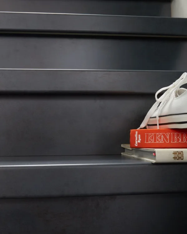 Close-up van een laminaattrap met strak afgewerkte treden