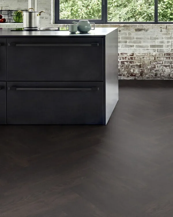 Moduleo Roots - Zwarte visgraat pvc-vloer