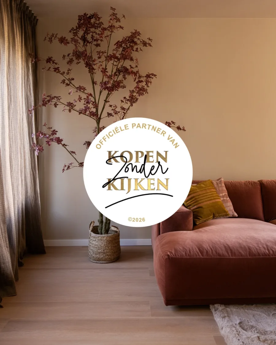 New chic make-over met bruine inbetween gordijnen en pvc-vloer in woonkamer