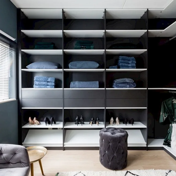 Kledingkasten op maat in minimalistisch interieur met strakke lijnen