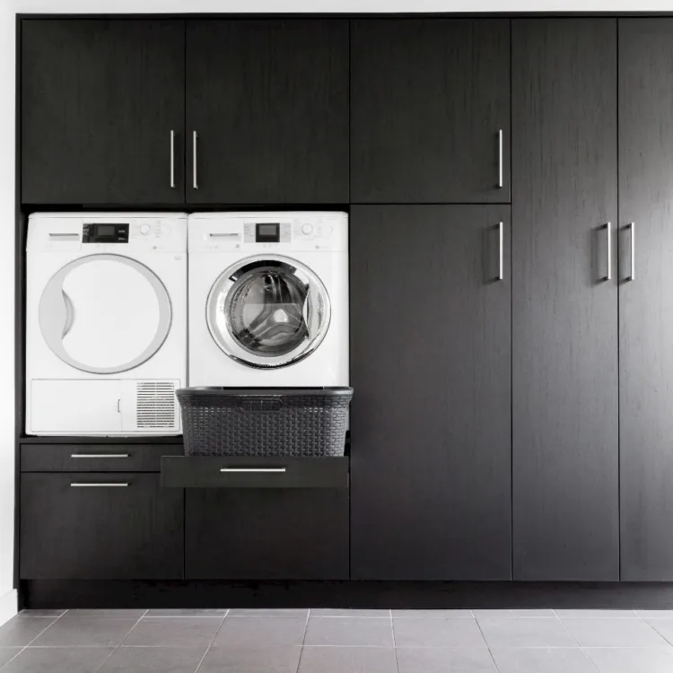 Wasmachinekast zwart in moderne stijl passend bij gietvloer.