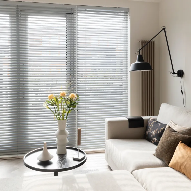 Raamdecoratie voor in de woonkamer - Aanhuis.nl