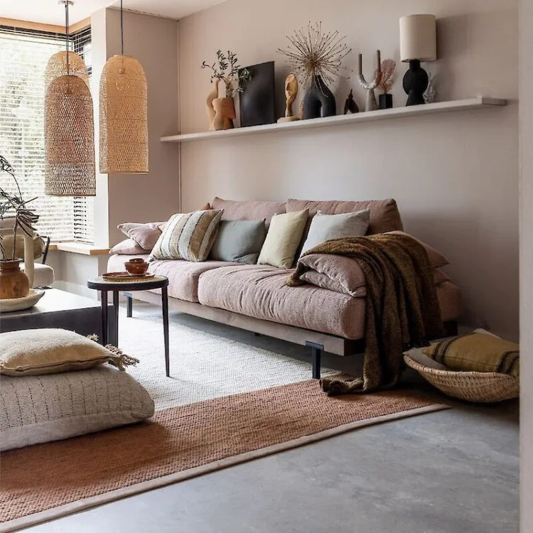 woonkamer met betonlook vloer en vloerverwarming - alles in japandi stijl