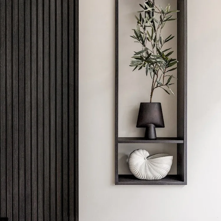 Detailfoto van wandpanelen met wandplank en accessoires voor een hotel chic sfeertje