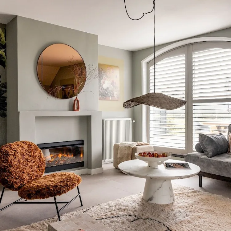 Knusse woonkamer in naturel tinten