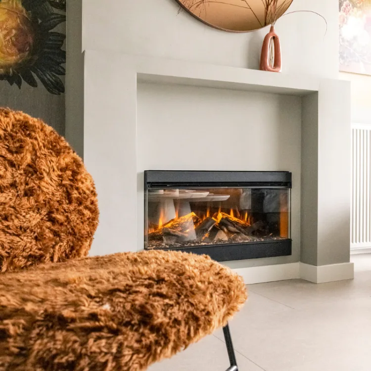 Sfeerfoto van haard met betonlook vloer en bruine teddystoel