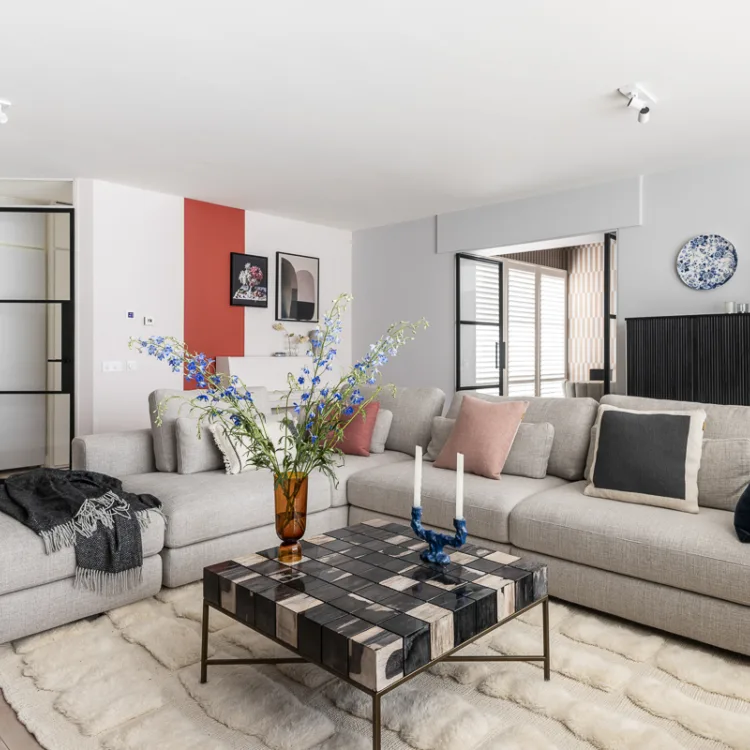 Woonkamer met stalen deuren en cinewall: vtwonen interieur met Aanhuis.nl najaar 2023