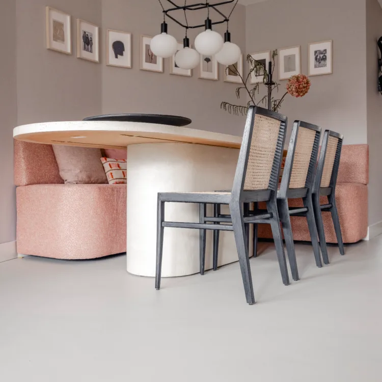 Grijze gietvloer in de keuken