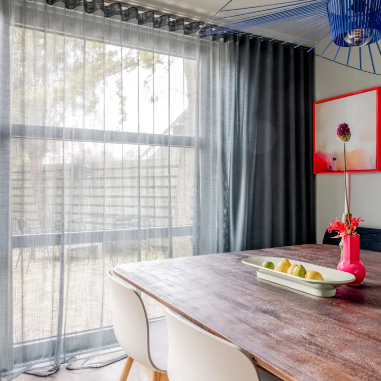 Eettafel met blauwe vitrages