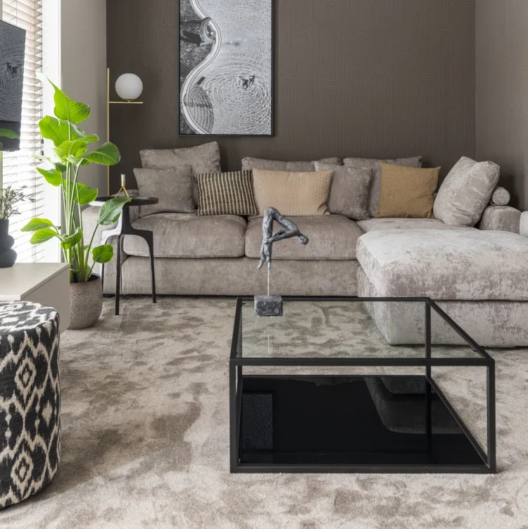 Woonkamer in de woonstijl 'new chic': warme aardse kleuren, zachte materialen en chique accessoires