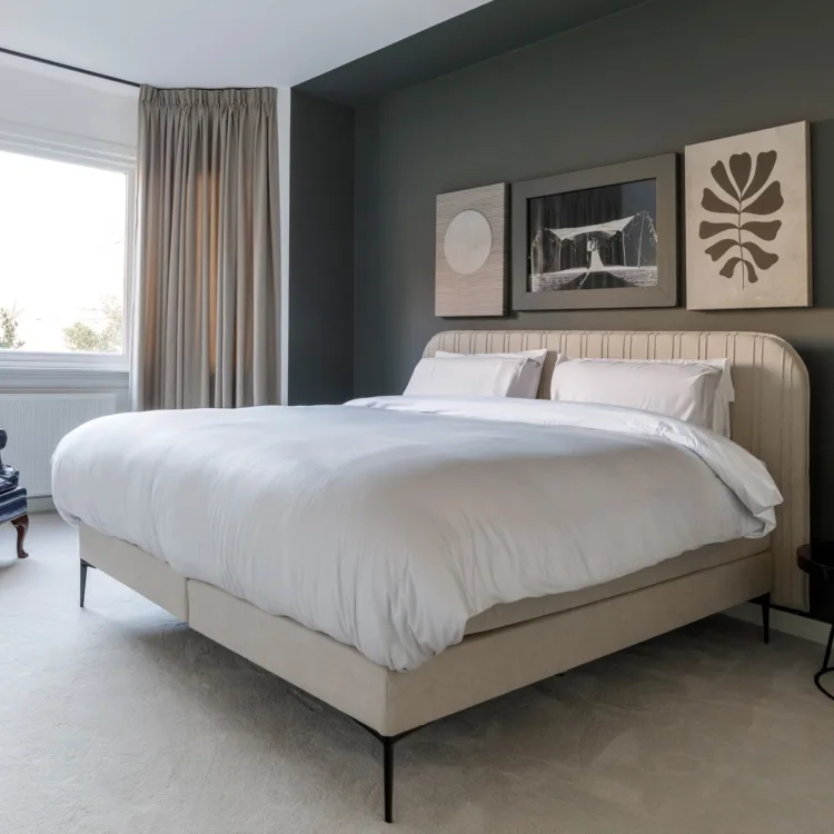 Lange, vloeiende gordijnen in neutrale beige tint die een zachte sfeer creëren en je slaapkamer verduisteren.