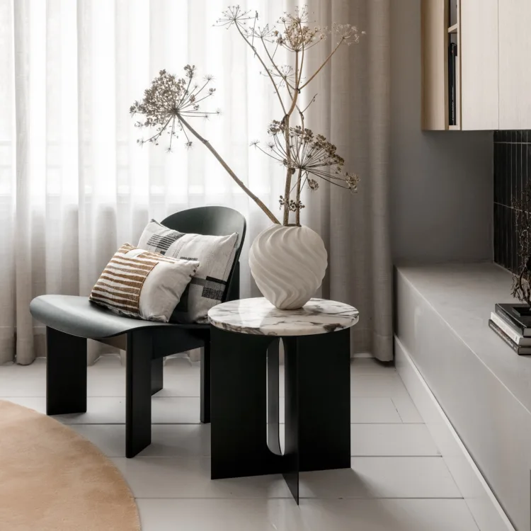 Japandi woonstijl met linnenlook inbetweens in de woonkamer