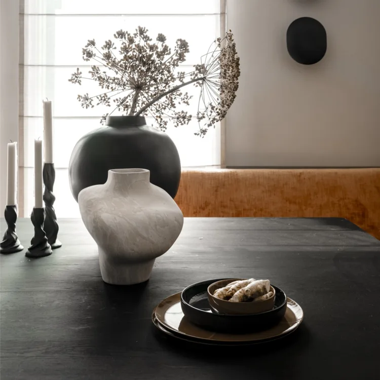 Japandi woonstijl met beige vouwgordijnen in de eetkamer