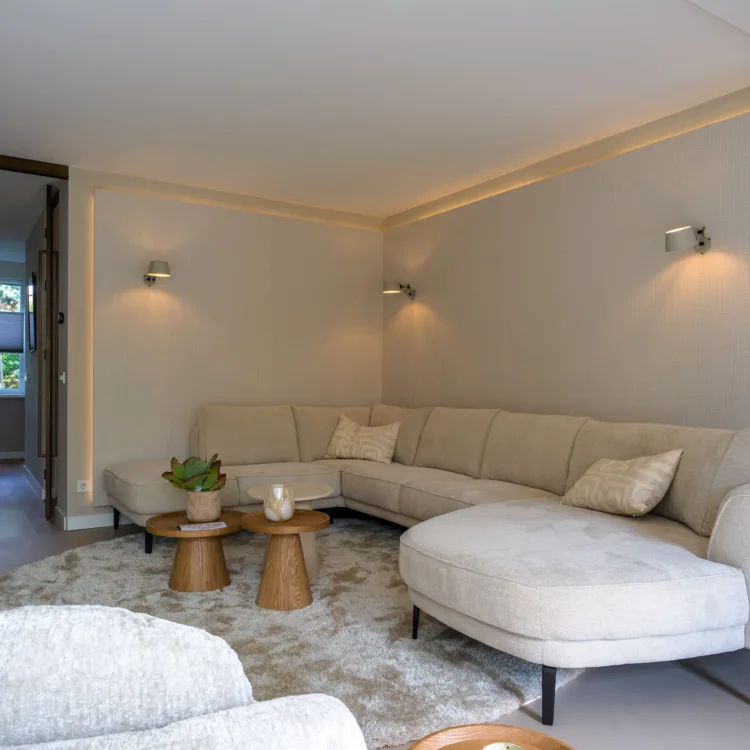 Zwevend behang van Kek in de woonkamer