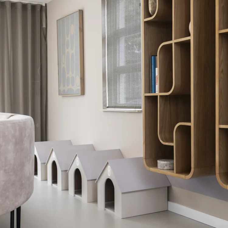 Vintage modern woonstijl met gietvloer look en lichte vitrages