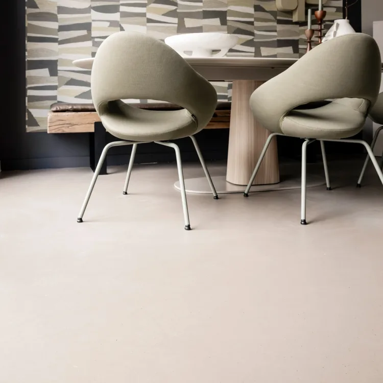 Bruintint marmoleum vloer in de eethoek