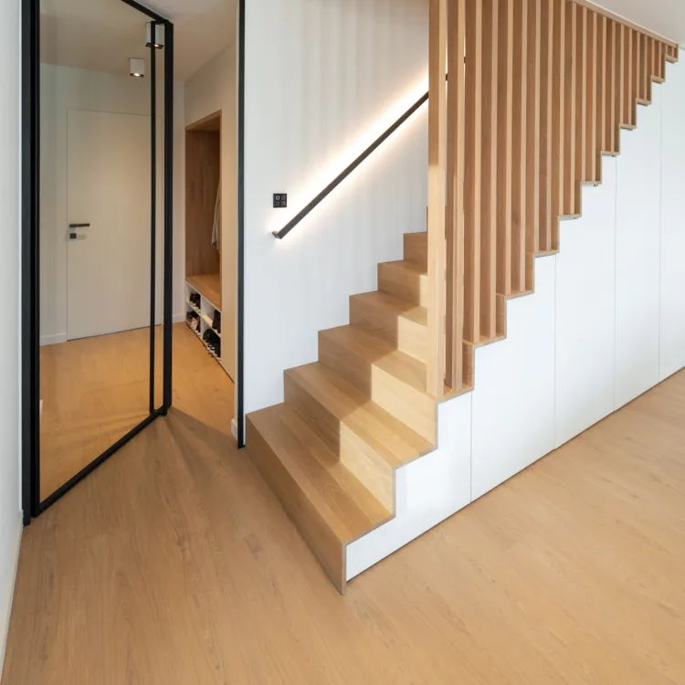 Licht eiken trap met ledgrip in de hal