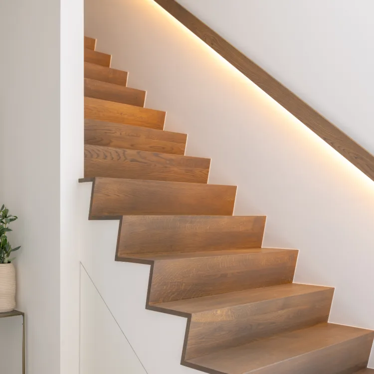 Donkere houtlook trap met ledgrip