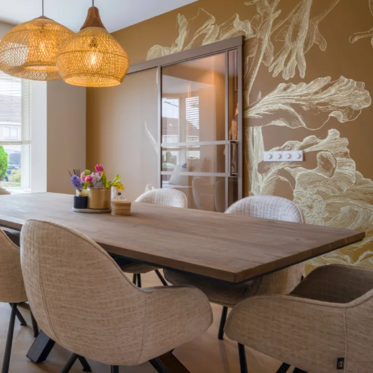 Eettafel met oker geel Kek behang met gouden details