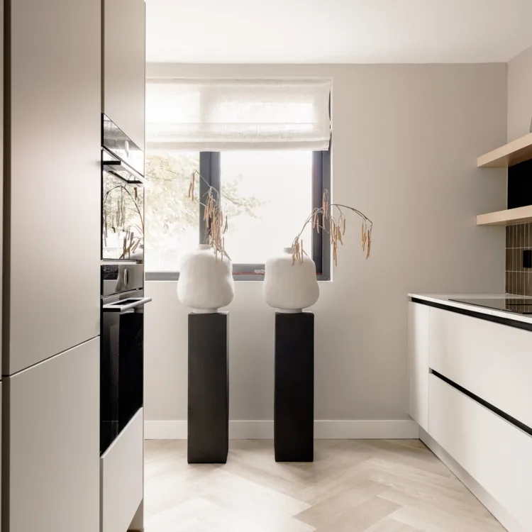 Japandi woonstijl met lichte houtlook pvc vloer