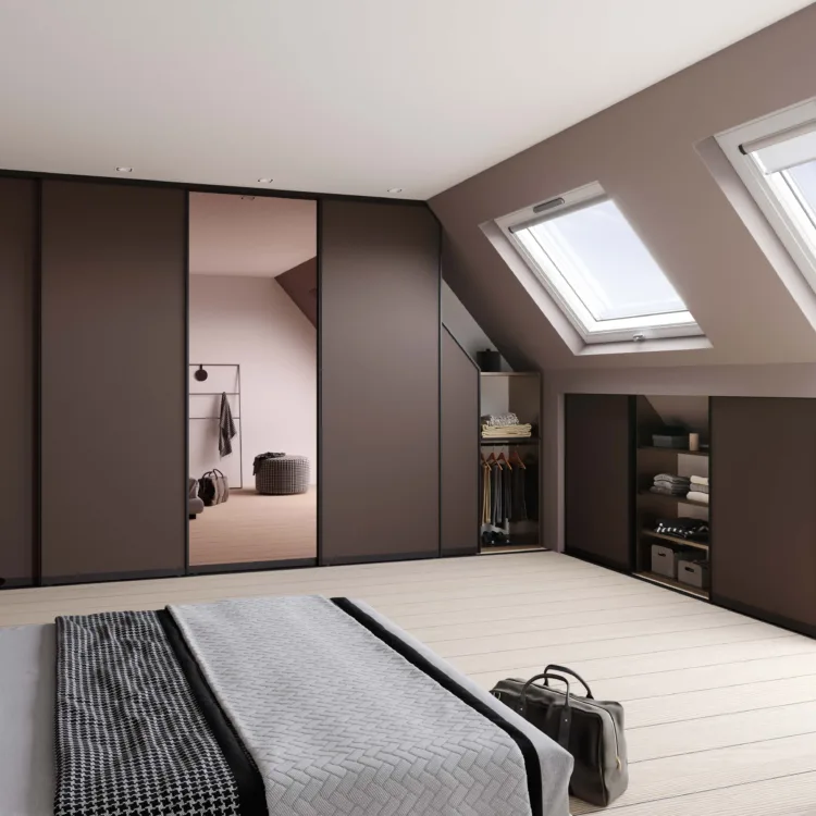 Kledingkast maatwerk onder schuin dak voor optimale ruimtebenutting