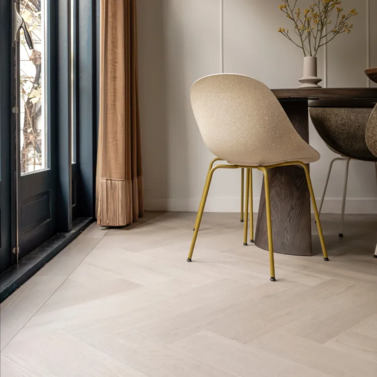 Bruine Inside gordijnen in de eethoek met visgraatvloer