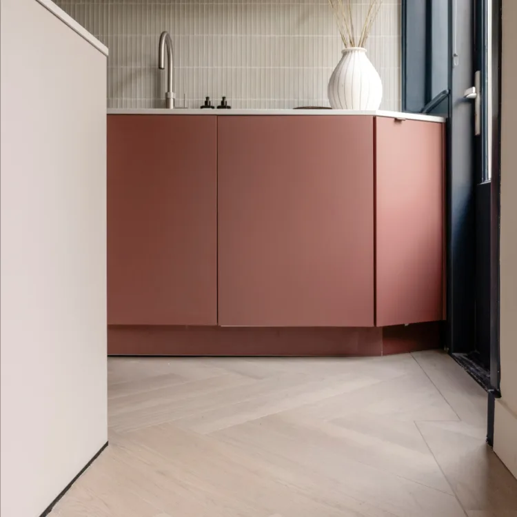 Lichte visgraatvloer in de keuken