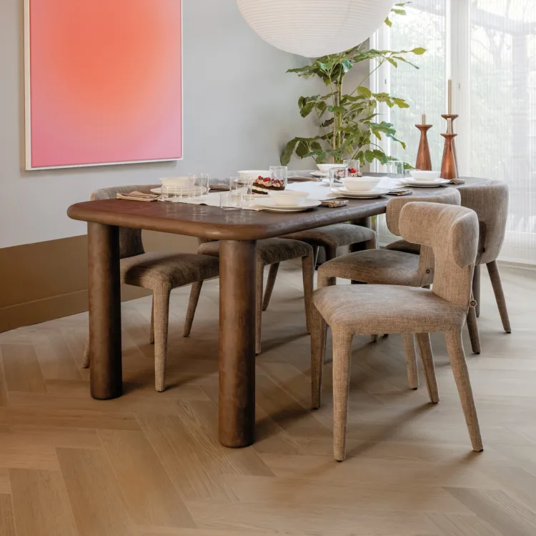 Japandi woonstijl in de eetkamer met pvc visgraat vloer in weense punt