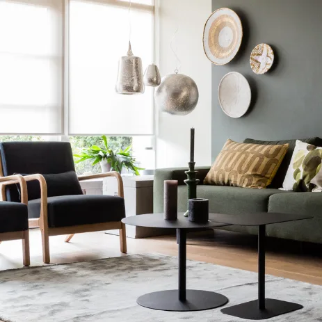 Witte rolgordijnen in de woonkamer