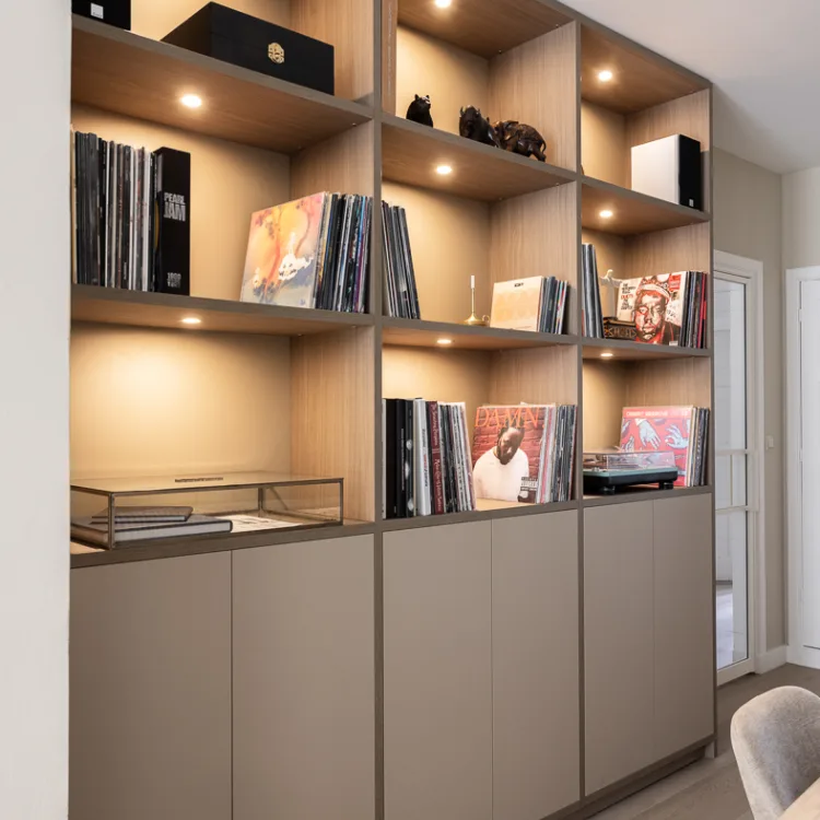 Stijlvolle inbouwkast op maat met LED-verlichting voor extra sfeer