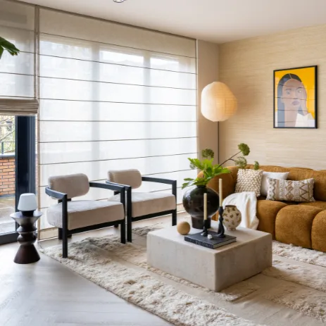 Basic naturel woonkamer met visgraat vloer en vouwgordijnen