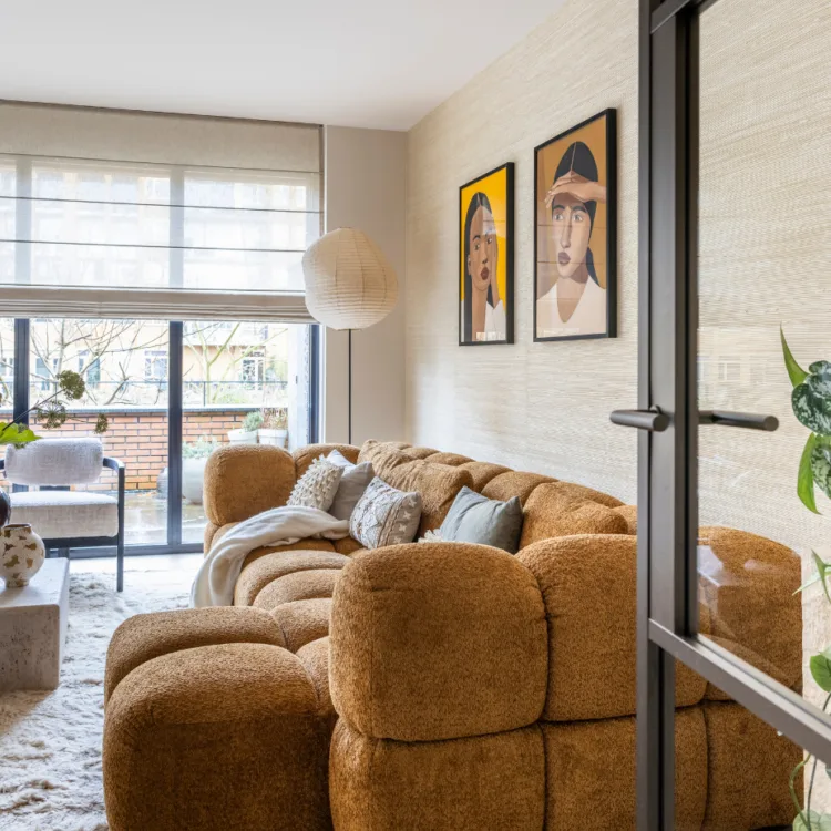 Basic naturel woonkamer met visgraat vloer en vouwgordijnen