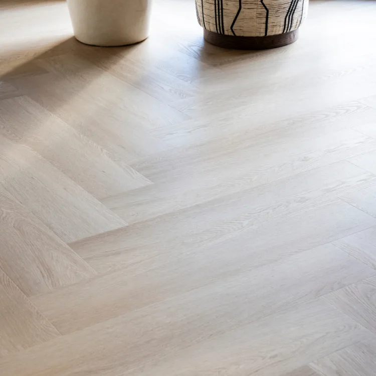 Basic naturel woonkamer met visgraat vloer