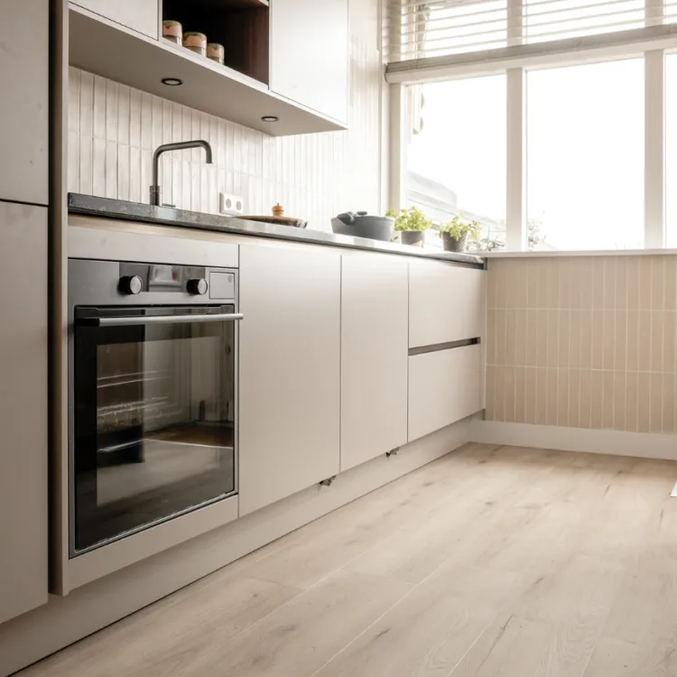 duurzame cotap evc-vloer in houtlook in de keuken