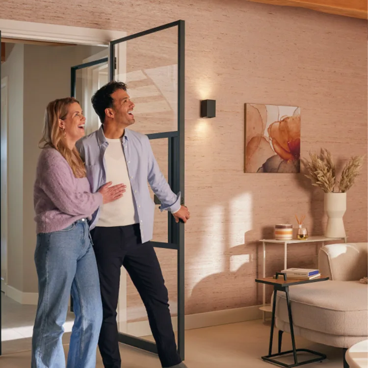 Twee mensen in het WOW interieur van Aanhuis.nl