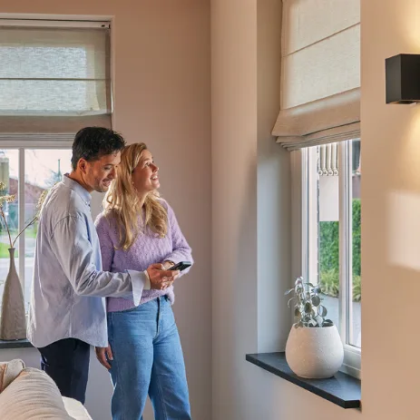 Twee mensen in het WOW interieur van Aanhuis.nl met elektrische vouwgordijnen.