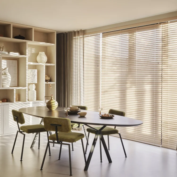 Horizontale jaloezieën houtlook in eetkamer