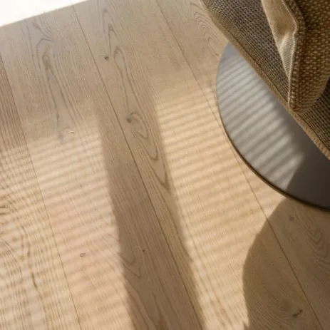 Close-up van lindura houten vloer met elektrische vloerverwarming