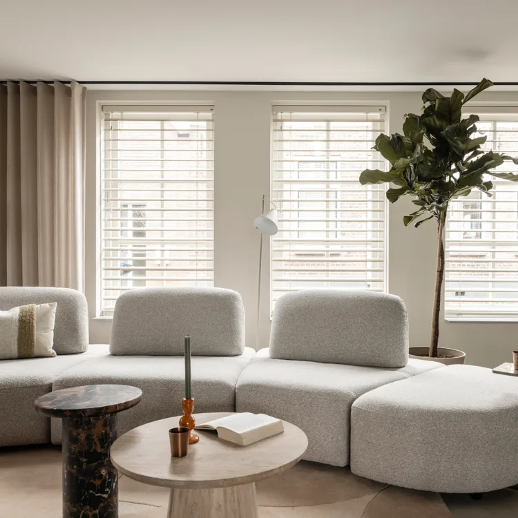 Luxaflex® megview jaloezieën in een basic naturel woonkamer met wavegordijnen