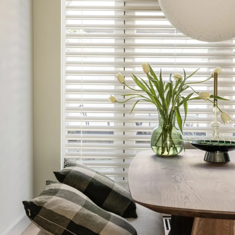 Witte jaloezieën van Aanhuis