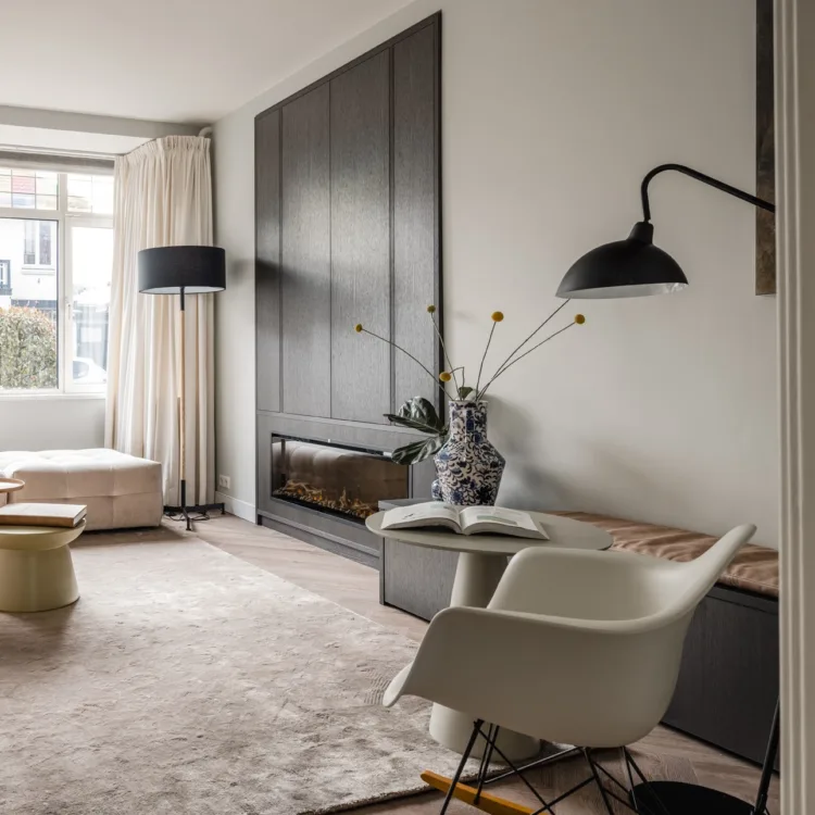 Inbouwkast voor de tv in een donker bruine kleur | Aanhuis