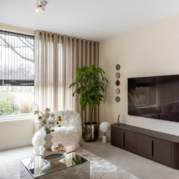 Raamdecoratie combinatie inbetweens en geweven hout rolgordijn