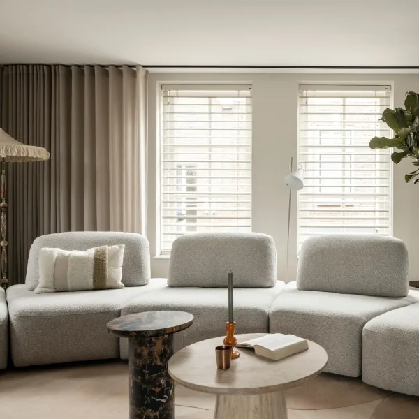 Raamdecoratie combinatie gordijnen en horizontale jaloezien