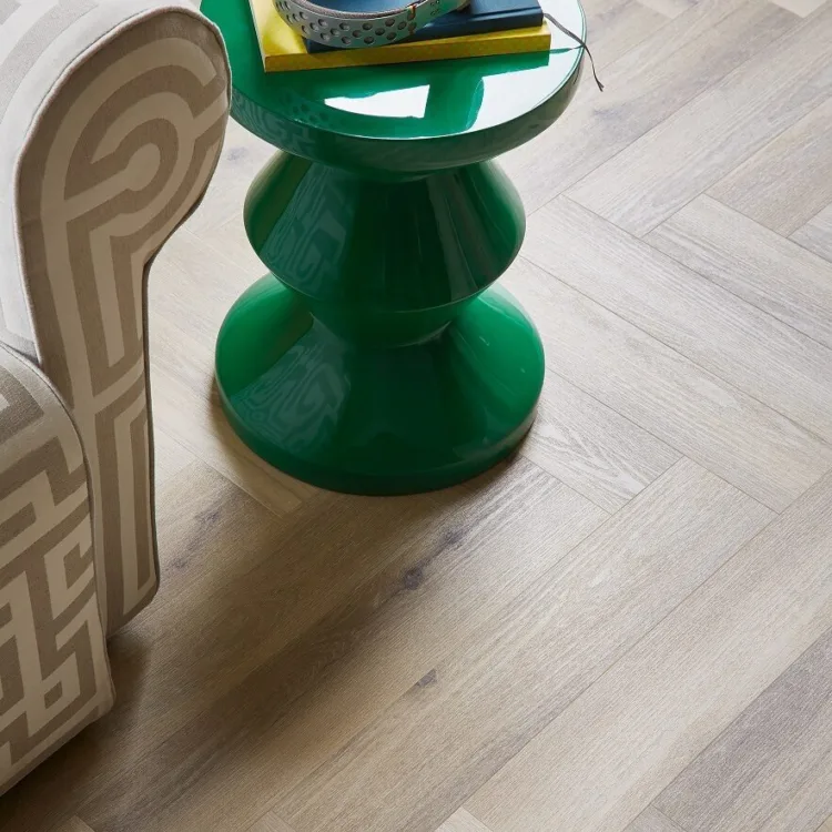 Aanhuis.nl pvc vloer Potter - lichte houtlook visgraatvloer detailbeeld