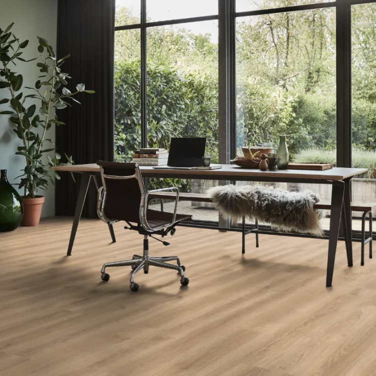 Pvc vloer Vermeerd - lichte naturel tint in houtlook in de werkkamer