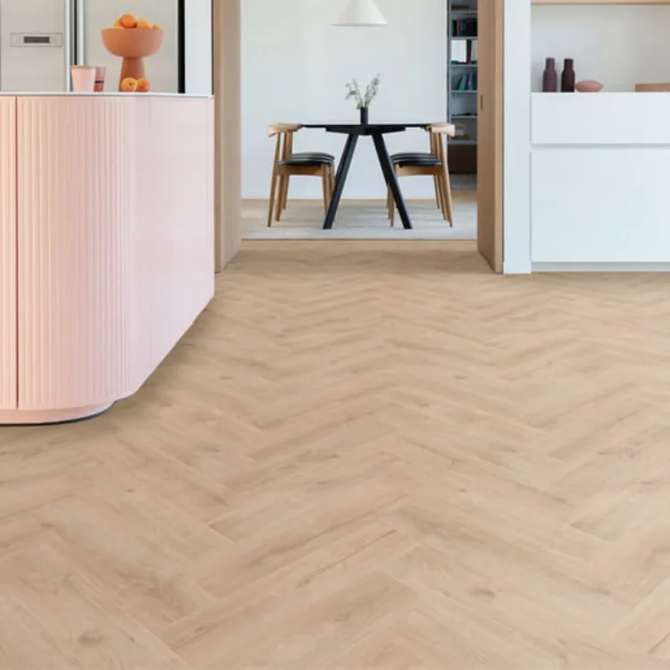 Lichte moduleo pvc vloer visgraat in keuken/eetkamer