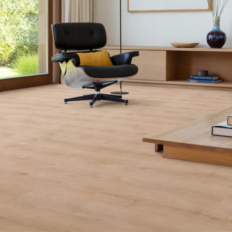 Lichte moduleo pvc vloer in woonkamer