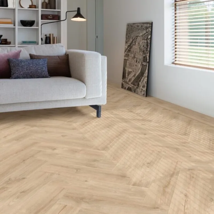 Lichte moduleo pvc vloer visgraat in woonkamer