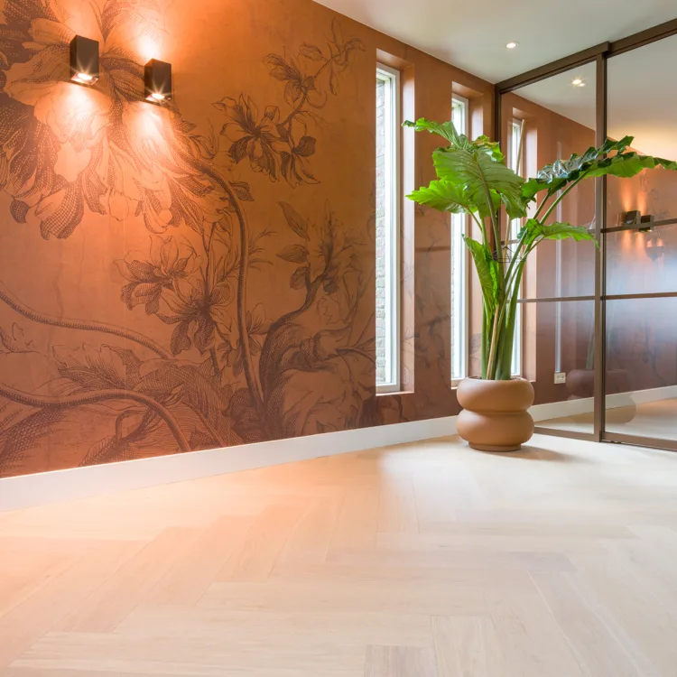 Roestrood behand met een bloem en een lindura lichte houtvloer in visgraat