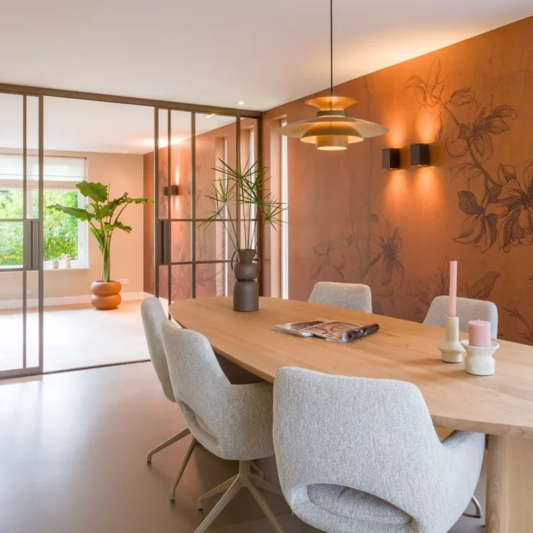 Keuken met roestrood behang en een marmoleum vloer